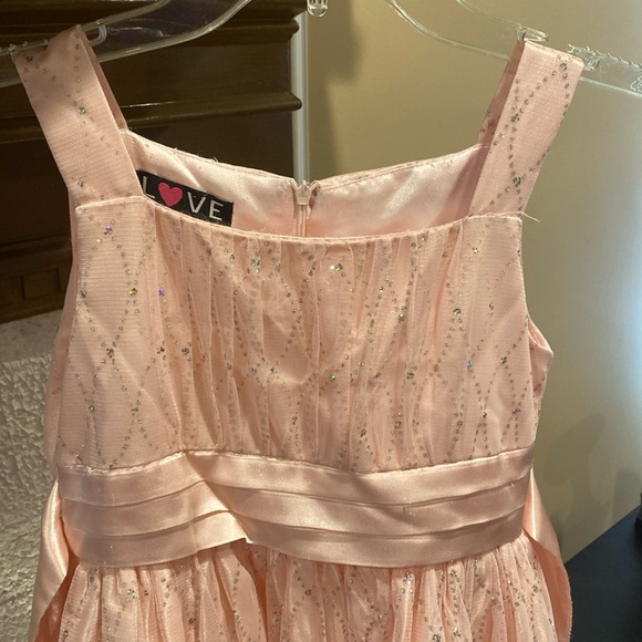 Gorgeous pink dress with lovely glittery accents and bow - Picture 1 of 5